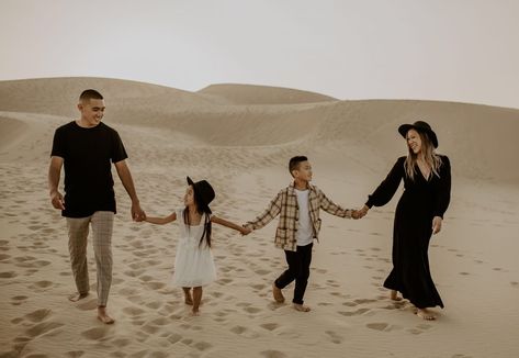 Family Photo Sand Dunes, Black Aesthetic Family Photos, Family Photos Desert Outfits, Black And Beige Photoshoot, Styled Family Photo Shoot, Dark Neutrals Family Photos, White Sands Photoshoot Family, Sand Dunes Photoshoot Outfits, Sand Family Pictures