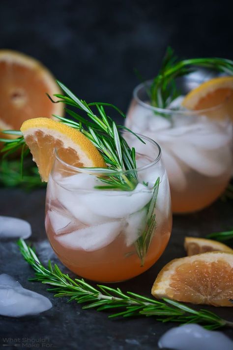 Grapefruit juice and fresh rosemary pair up in this refreshing cocktail perfect for a hot summer day. Cocktail Amaretto, Chicken Dippers, Greyhound Cocktail, Ruby Slipper, Refreshing Cocktail, Healthy Family Dinners, Easy Drink Recipes, Ruby Slippers, Classic Cocktail