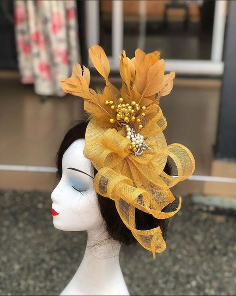 Facinators Wedding Bridal, Gold Vintage Fascinator For Wedding, Luxury Yellow Fascinator For Wedding, Facinators Wedding, Hair Styles With Hats, Diy Fascinator, Gold Fascinator, Flower-shaped Wedding Fascinator, Fascinator Hats Outfit