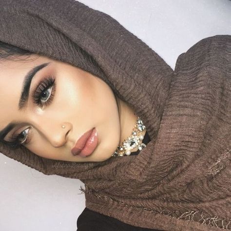 Arabian Look, Eid Makeup Look, Eid Makeup, Makeup Hijab, Hijab Makeup, Arabic Makeup, Smokey Eye For Brown Eyes, Hijab Styles, Makeup For Teens