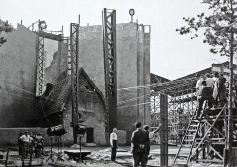 Behind the scenes of Fritz Lang masterpiece 'Metropolis' Metropolis Movie, Metropolis Film, Man Vs Machine, Metropolis 1927, Fritz Lang, German Expressionism, Sci Fi Films, Century City, Scene Image