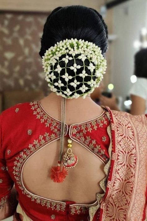 Hair Gajra, South Indian Wedding Hairstyles, French Roll Hairstyle, Bridal Hair Decorations, Bridal Hairstyle Indian Wedding, Flower Bun, Hair Dressing, Wedding Bun Hairstyles, Bridal Bun