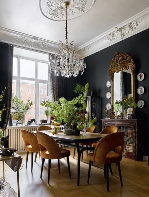 Modern Victorian Dining Room, Moody Dining Room, Dark Dining Room, Dining Room Victorian, Scandinavian Apartment, Ad Magazine, Dining Room Interiors, Modern Victorian, Elegant Dining Room