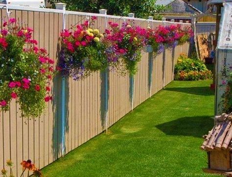 Beautiful yard landscaping and decorating ideas improve not just outdoor living spaces but the entire house Privacy Fence Landscaping, Fence Planters, Pallet Planter, Backyard Privacy, Cottage Garden Design, Backyard Landscape, Fence Landscaping, Art Exhibit, Fence Decor