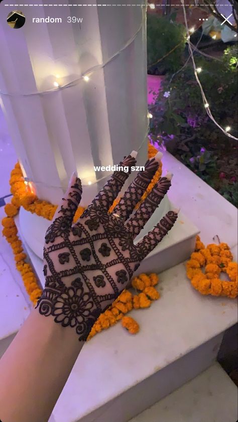 Mehendi Photo Ideas, Mehndi Photo Ideas, Mehendi Pictures Wedding Photos, Wedding Season Aesthetic, Mehndi Aesthetic Pictures, Wedding Desi Aesthetic, Indian Wedding Story Instagram, Mehndi Instagram Story, Desi Shadi Aesthetic