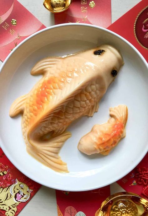 Here's 15 desserts to celebrate Lunar New Year including traditional Chinese desserts, fruit bars, tarts, milk tea, and more. #lunarnewyear #chinesenewyear #desserts Chinese New Year Cake Ideas, Chinese New Year Desserts, Agar Agar Jelly, Peach Jelly, New Year's Desserts, Asian Dessert, Chinese Dessert, New Year's Cake, Ethnic Food