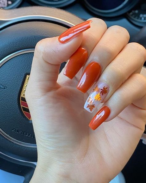 Acylic Nails 2022 Fall, Fall Acrylic Nails With Leaves, Fall Nails Acrylic Design Art Ideas, Thanksgiving Nails Fall Leaves, Red Fall Nails With Leaves, Leaves On Nails Fall, Leafy Nail Art, Fall Leave Nails Art, Fall Nail With Leaves