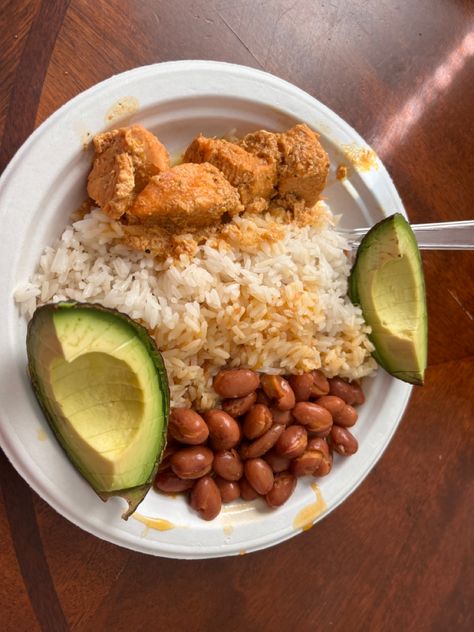 Habichuela with white rice, chicken, and avocado 🤌🏻🤌🏻 Chicken Rice Beans, Chicken Avacado, Gym Meals, Healty Meals, Chicken And Avocado, Rice Chicken, Gym Food, Chicken Avocado, Sweet Snacks Recipes