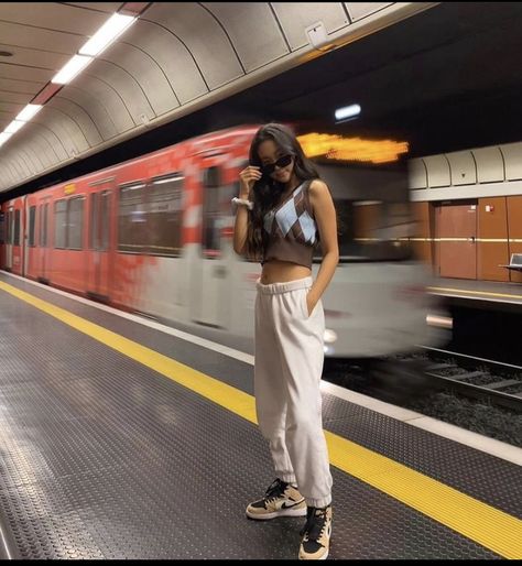 Aesthetic Metro Pictures, Metro Pics Aesthetic, Metro Photoshoot Aesthetic, Train Photography Ideas, Train Pictures Instagram, Metro Poses, Tram Aesthetic, Train Poses, Metro Pics