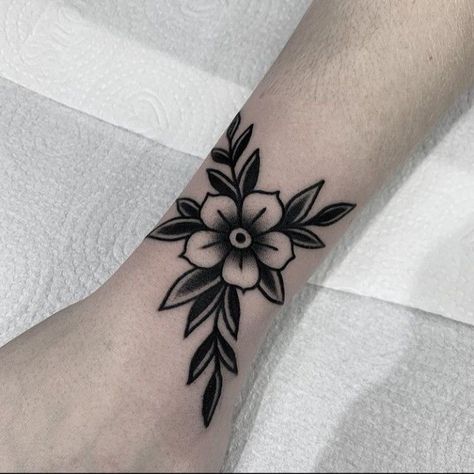 Traditional Tattoo Black And White, Black Flowers Tattoo, Traditional Heart Tattoos, Traditional Tattoo Flowers, Traditional Style Tattoo, Traditional Tattoo Sleeve, Old Tattoos, Knee Tattoo, Black Ink Tattoos