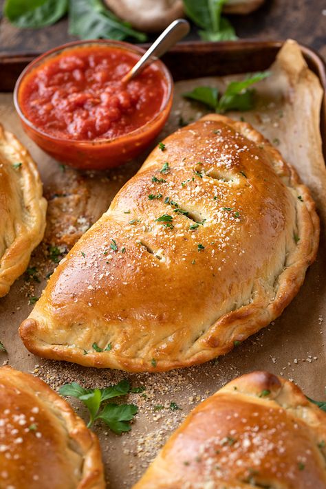 Calzone Dough, Calzone Recipe Easy, Homemade Calzone, Makanan Italia, Calzone Recipe, Calzone Pizza, Pizza Salad, Salad Toppings, Pizza Recipes Homemade