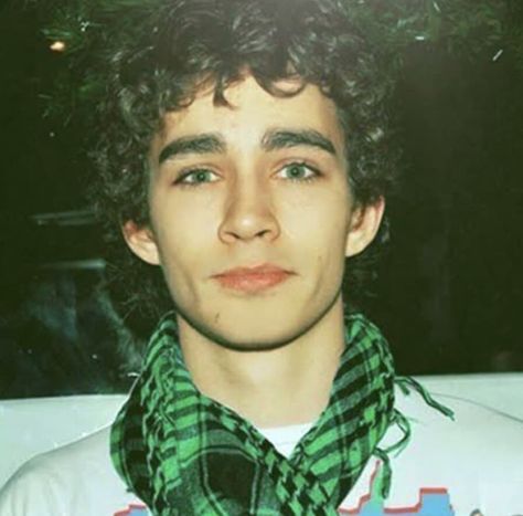 Robert Smith Without Makeup, Robert Sheehan Icons, Robert Sheehan Aesthetic, Misfits Robert Sheehan, Robert Sheehan Misfits, Robert Smith 2022, Rob Sheehan, Robert Smith Rare Photos, Robert Sheehan