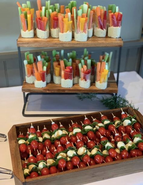 Display Plasticware At Party, Instagram Worthy Food, Ceviche Set Up, Wedding Finger Foods Table, Small Event Catering Ideas, Homemade Catering Ideas, Sophisticated Party Food, Summer Party Dinner Ideas, Simple Buffet Food Ideas