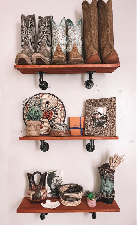 #western #westerndecor #cowboy #boots #shelf #texas Eclectic Western Decor, Western Bedroom Wall Decor, Saddle Room, Western Apartment, Country Couches, 2023 Apartment, Vintage Western Decor, Townhome Decorating, Western Living Room Decor