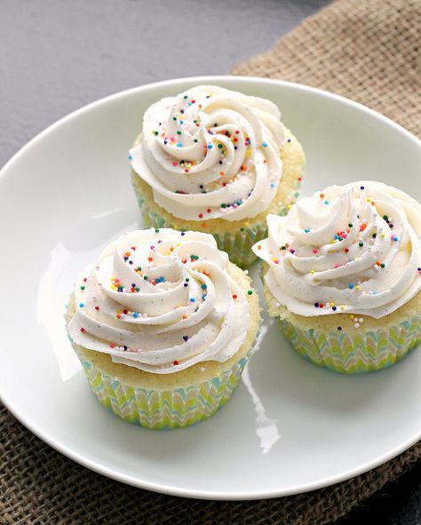 Perfect Vanilla Cupcakes with Vanilla Buttercream Frosting Baking Therapy, Vanilla Bean Cupcakes, Paula Dean, Vanilla Cupcake Recipe, Vanilla Buttercream Frosting, Cupcake Ideas, Köstliche Desserts, Baking Sweets, Dessert Cupcakes