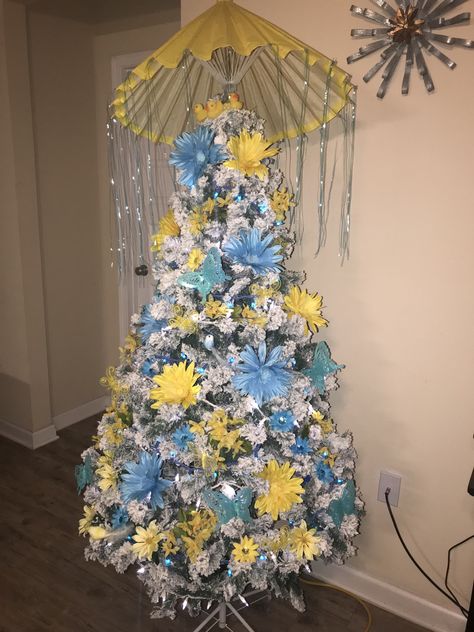 Spring Tree Ideas, Summer Tree Decorating Ideas, Spring Christmas Tree Ideas, Holiday Trees Year Round, Spring Christmas Tree, Spring Tree Decorations, Unique Christmas Trees Themes, Trees Decoration, Easter Egg Ideas