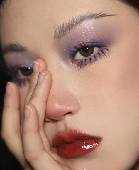 Purple Eye Red Lip, Red Purple Makeup, Red And Purple Makeup, Colorful Makeup Aesthetic, Purple Hair Makeup, Makeup Looks Purple, Make Up Purple, Red Mascara, Pretty Makeup Products