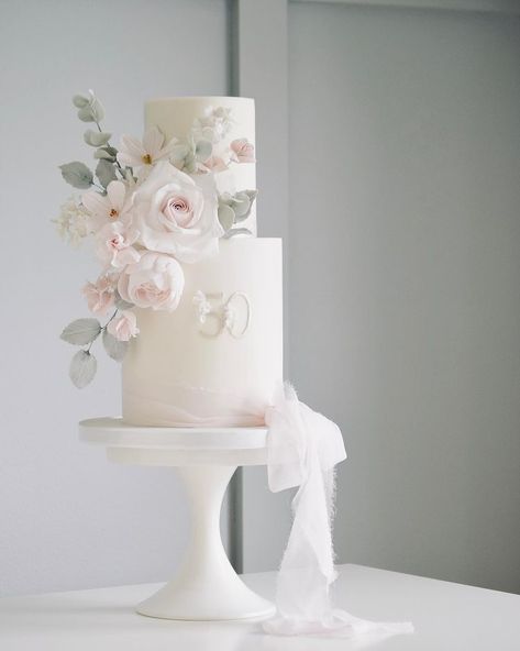 Tracy James (@cottonandcrumbs) • Instagram photos and videos Wedding Cake Romantic, 2 Tier Wedding Cakes, Extravagant Wedding Cakes, Wedding Cake Fresh Flowers, Holly Wedding, Wedding Cake Cookies, 3 Tier Wedding Cakes, My Lovely Friend, Fondant Wedding Cakes