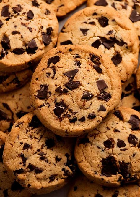 Chocolate Chip Cookies Crunchy, Crunchy Cookies Recipe, Cookies Wallpaper, Tasty Chocolate Chip Cookies, Brownie Vegan, Crunchy Chocolate Chip Cookies, Chocolate Biscuits, Recipe Tin, Recipetin Eats