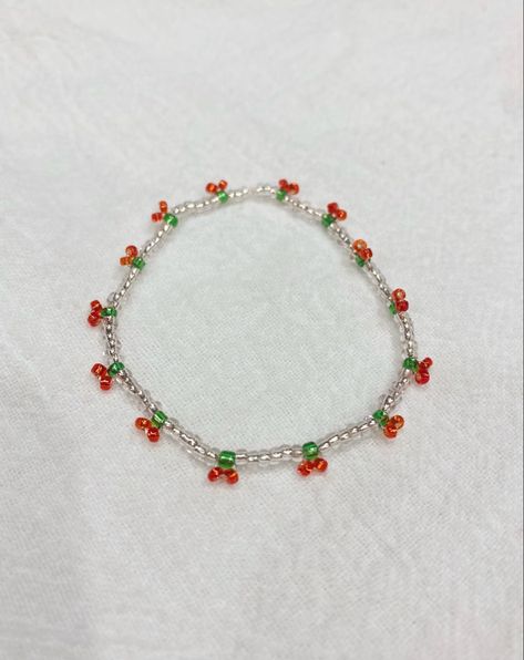 Red Bead Bracelet Ideas, Red Bracelet Diy, Couple Bracelets Diy, Cherry Bracelet, Small Bead Bracelet, Manik Manik, Beaded Braclets, Diy Beaded Rings, Red Beaded Bracelet