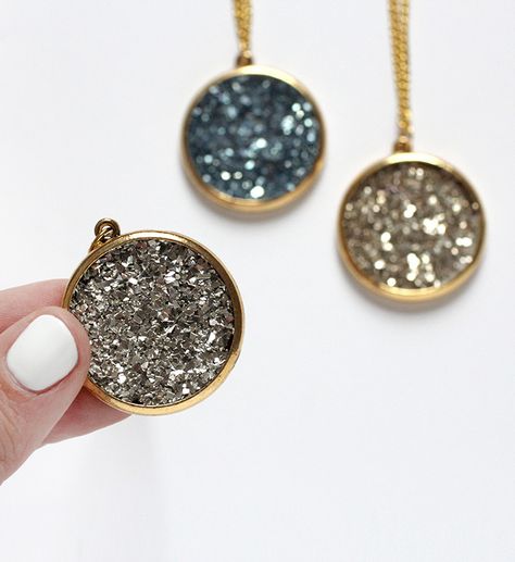 ispydiy_fauxdruzy11 Diy Druzy Earrings, Glitter Jewelry, Diy Jewelry Earrings, Druzy Jewelry, Druzy Necklace, Diamond Necklaces, Glitter Diy, Crushed Glass, Druzy Earrings