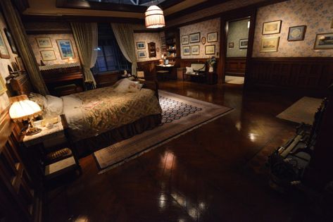 Dark Academia Mansion, Salvatore Boarding House, Manor Bedroom, Manor Aesthetic, Million Dollar Houses, Marnie Was There, Comfortable Bedroom Decor, Mansion Aesthetic, Mansion Bedroom