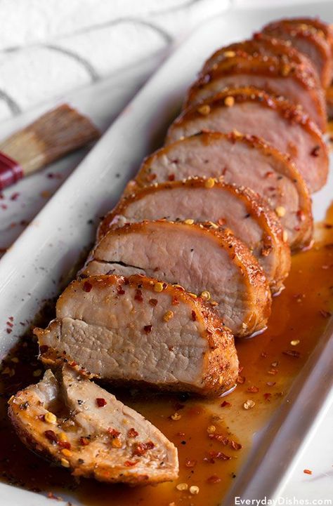 Juicy Pork Tenderloin with Rub Recipe - Everyday Dishes Low Carb Bbq Sauce, Juicy Pork Tenderloin, Roasted Pork Tenderloins, Pork Loin Recipes, Pork Dinner, Tenderloin Recipes, Rub Recipes, Recipe Dinner, Baked Pork