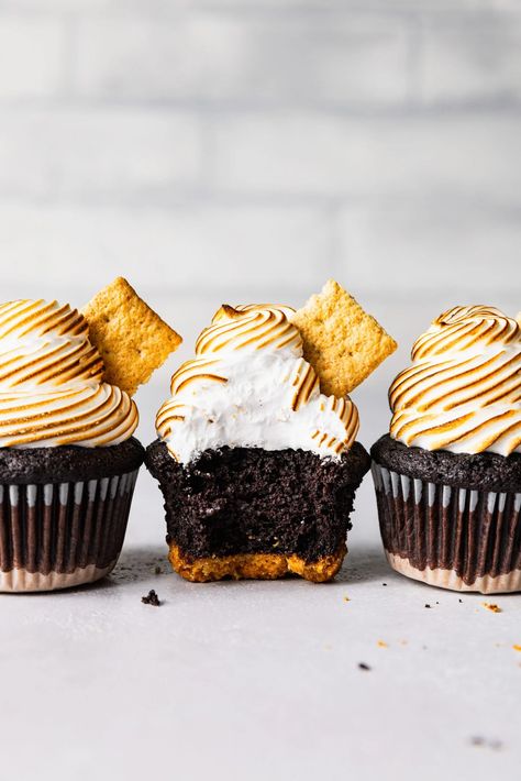 Moist S'mores Cupcakes with Marshmallow Meringue Frosting Marshmallow Meringue, Homemade Marshmallow Fluff, S Mores Cupcakes, Oatmeal Creme Pie, Meringue Frosting, Smores Cupcakes, Chocolate Cupcakes Moist, Marshmallow Frosting, Homemade Oatmeal