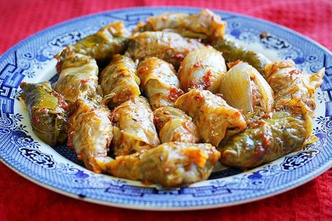 Cabbage Dolma, or cabbage rolls, is a dish that's cooked by many cultures. This Assyrian version is called dolma't chalama / Assyrian dolma. Chaldean Recipe, Dolma Recipe, Asada Marinade, Smoked Beef Ribs, Beef Steak Recipes, Egyptian Food, Smoked Beef, Cabbage Rolls, Food Articles