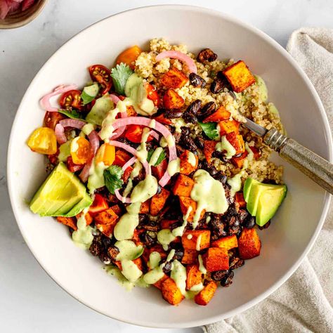 Sweet Potato Black Bean Quinoa Bowl Black Bean Quinoa Bowl, Quinoa Bowls Healthy, Vegetarian Freezer Meals, Sweet Potato And Black Bean, Bean Quinoa, Sweet Potato Black Bean, Quinoa Sweet Potato, Quinoa Bowls, Main Dish Casseroles