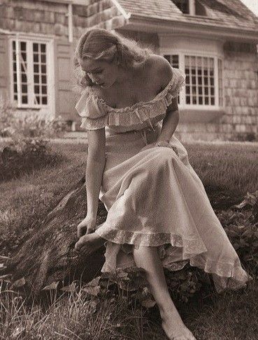 40s Aesthetic Fashion, Vikki Dougan, Nina Leen, Yennefer Of Vengerberg, Light Film, Vintage Fairies, Lace Heart, Vintage Portraits, Candid Photography