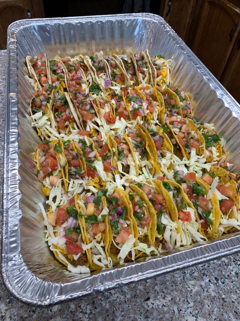 Imagine a tray with mini taco sliders in it. Mini Taco Charcuterie Board, Mini Taco Platter, Tacos Serving Ideas, Taco Tray Ideas, Street Taco Dinner Party, Mini Taco Bar, Mini Chicken Fajita Tacos, Taco Sliders, Taco Tray