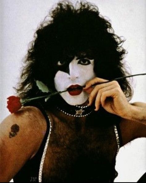 Paul Stanley Tattoo, Paul Kiss, New Year's Kiss, Vinnie Vincent, Kiss Images, Kiss Members, Peter Criss, Kiss Pictures, Sir Paul