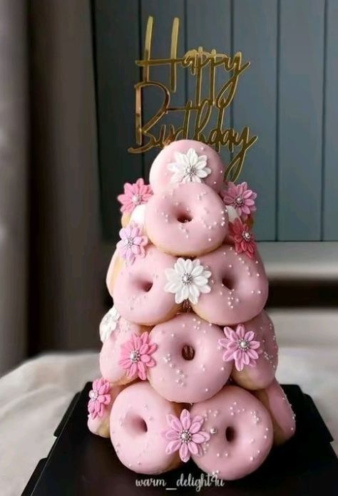 Diy Donut Cake Tower, Donuts Ideas Decoration, Donut Tower Birthday, Donut Cake Tower, Donat Tower, Donut Stack, Doughnut Decorations, Donut Birthday Cake, Donut Decorating Ideas