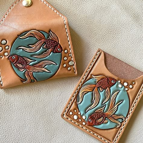 🫧 Twin Fish Wallets🫧 will be making a come back, because it’s Pisces Seasons baby! My day of birth is Friday, and while I won’t have new inventory this weekend like I normally do, I’m working hard to change that! I won’t be doing a cohesive collection but instead just pieces I love the most. You can expect a ton of new goods from keychains to bags in about two weeks! Thanks for looking ••• #leather #leatherwork #leathertooling #leatherwallet #everydaycarry #pisces #betafish Leather Wallet Ideas, Leather Patterns Templates, Leather Business Card Case, Handcrafted Leather Wallet, Custom Leather Work, Leather Wallet Design, Leather Working Patterns, Day Of Birth, Diy Leather Bag