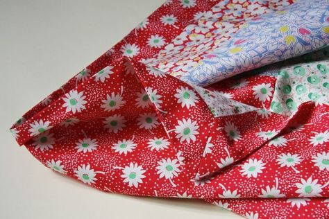 Quick and easy tablecloth Christmas Tablecloth Ideas, Sewing Ideas For Kids, Cool Sewing Projects, Tablecloth Ideas, Patchwork Tablecloth, Diy Tablecloth, Fabric Shears, Easy Diy Christmas Gifts, Homemade Tables