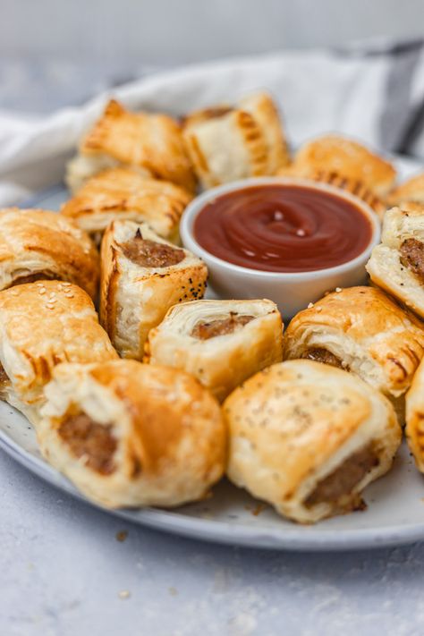 Mini Sausage Rolls Recipe Aesthetic Party Food, Best Sausage Roll Recipe, Mini Sausage Rolls, Make Sausage, Sausage Rolls Recipe, Easter Party Food, Pie Party, Sausage Roll, Party Appetizers Easy