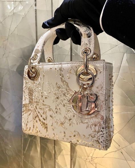 #bag #aesthetic #vogue #luxury #chic #sac #mode #fashion #dior Tas Lv, Expensive Purses, Lady Dior Handbag, My Style Bags, Luxury Bags Collection, Girly Bags, Luxury Purses, Fancy Bags, Bags Aesthetic