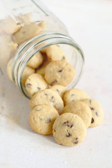 just adorable. Perfect to pop one, two or more in the mouth in one go My kids will LOVE these Mini Chocolate Chip Cookies Recipe, Easy Chocolate Chip Cookie, Simple Chocolate Chip Cookie Recipe, Quick Cookies Recipes, Quick Cookies, Mini Chocolate Chip Cookies, Bite Size Cookies, Easy Chocolate Chip Cookies, Chocolate Chip Cookie Recipe