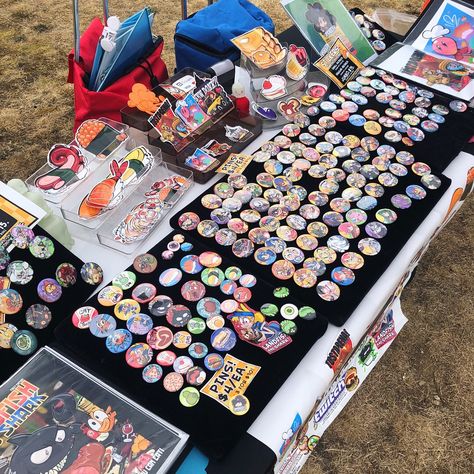 Button Badge Display, Badge Display, Button Display Ideas, Badge Ideas, Art Market Display, Market Stall Display, Making Money Teens, Vendor Booth Display, Stall Display