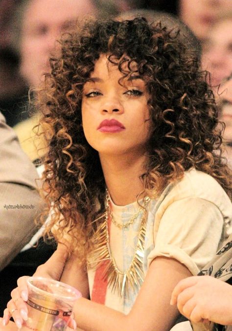 Rihanna Fa Photos, Rihanna Hair, Brown Ombre Hair Color, Curly Hair Trends, Rihanna Hairstyles, Curly Hair With Bangs, Trending Hairstyles, Short Curly Hair, Grunge Hair