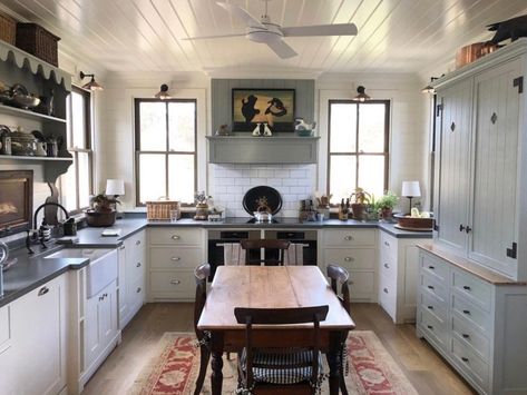 Could a Scandinavian Eat-In Kitchen be for You? Yay or Nay Kitchen Without Island, Decor Above Couch, Trendy Farmhouse Kitchen, Old Fashioned Kitchen, Classic White Kitchen, French Country Kitchens, Casa Country, Kitchen Table Decor, French Country Kitchen