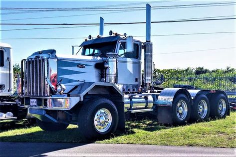 Old Semi Trucks, Black Semi Truck, Electric Semi Truck, Street Gang, Futuristic Semi Trucks, Autocar Trucks, Truck Mechanic, Cabover Semi Trucks, Peterbilt 389