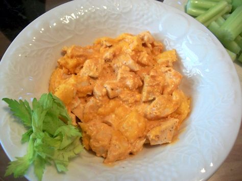 Sandy's Kitchen: Creamy Buffalo Chicken Bake. My husband used to make a full fat version of this for potlucks and parties, so it was awesome to see a "Medifast" friendly version! I put it on a bed of lettuce and tomatoes to make a full lean and green! Buffalo Chicken Bake, Baked Buffalo Chicken Dip, Creamy Buffalo Chicken, Healthy Buffalo Chicken Dip, Medifast Recipes, Hot Wing Sauces, Bake Healthy, Lean Protein Meals, Baked Buffalo Chicken