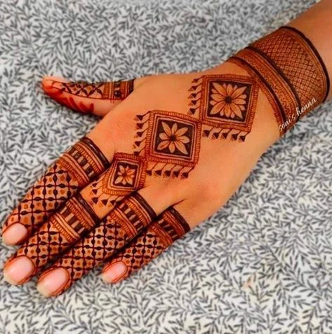 Mehndi Designs Instagram, Easy Mehendi Designs Front Hand, Mehendi Designs Front Hand, Easy Mehendi Designs, Easy Mehendi, Beautiful Simple Mehndi Design, Back Hand Mehndi Design, Back Hand Mehndi, Palm Mehndi Design