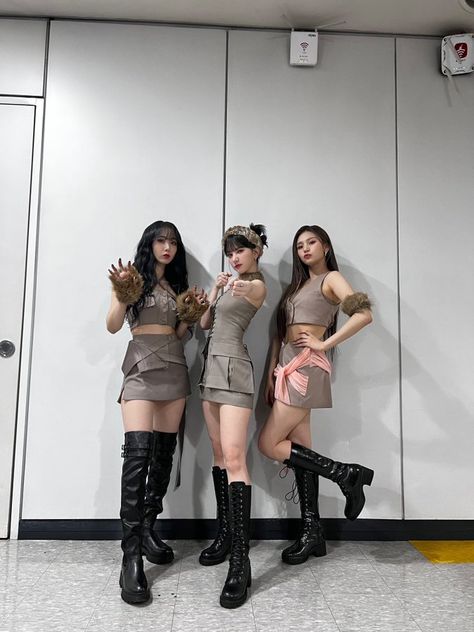 Viviz Maniac, Kpop Concert Outfit, Sinb Gfriend, Korean Birthday, The Black Label, Beauty Pop, Now And Forever, Twitter Update, Performance Outfit