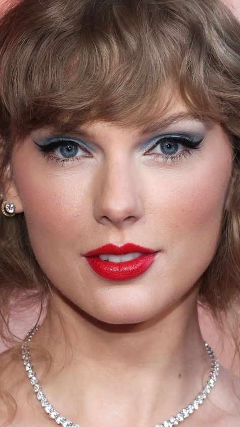 Taylor Swift Close Up, Taylor Swift Eyes, 1960s Glamour, Taylor Swift Makeup, Taylor Swift Photoshoot, Taylor Swift Fotos, Taylor Swift Legs, Photos Of Taylor Swift, Film Premiere