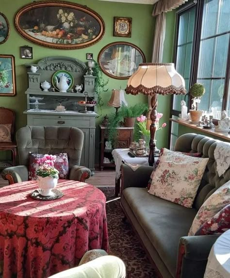 Living Room Cottagecore, Whimsical Living Room, Cottagecore Living Room, Victorian Bohemian Decor, Victorian Living Room, Cottage Core Decor, English Country Decor, Cottage Living Rooms, Cottage Interior