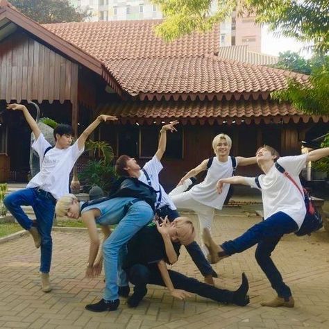 Funny Group Photos, Group Photo Poses, Group Picture Poses, Funny Poses, Group Poses, 사진 촬영 포즈, Group Pictures, 웃긴 사진, Human Poses