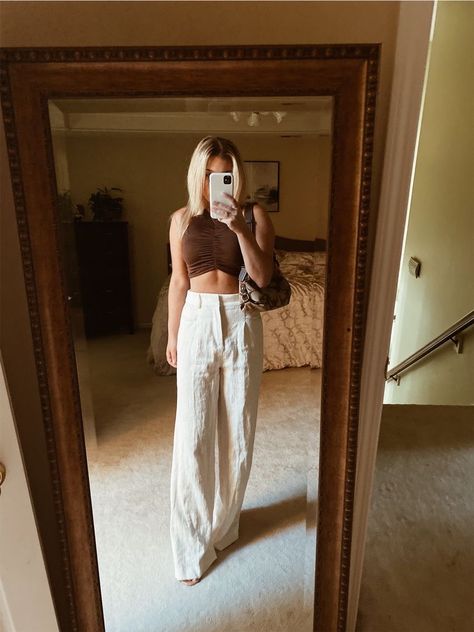 Pinterest outfit. Outfit. Fall outfit. White pants. Brown top. Crop top. Ootd. Vintage purse. Mirror selfie. Brown Top, Vintage Purse, Pinterest Outfits, Photo Outfit, White Pants, White Outfits, Fall Outfits, Mirror Selfie, Crop Tops